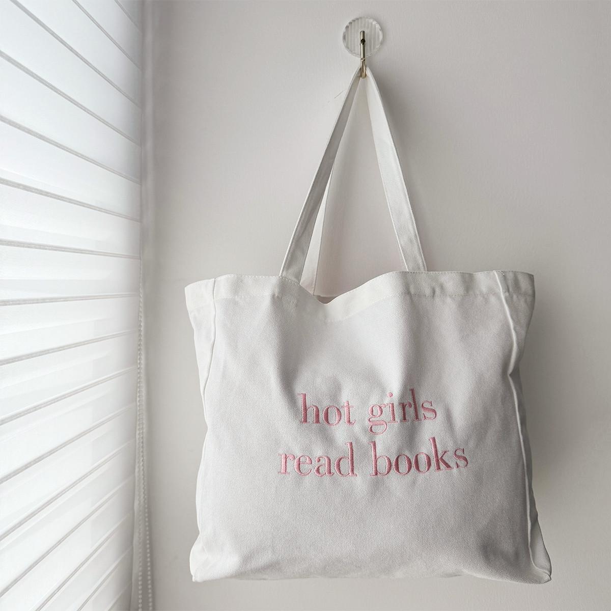 Горячие девушки читают книги с – обзор и цена Women Bags Ck