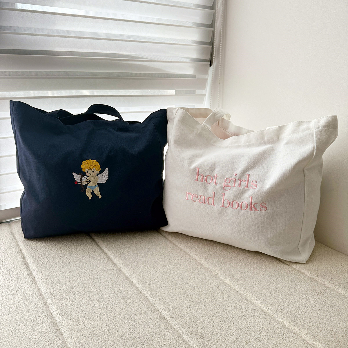 Горячие девушки читают книги с – обзор и цена Women Bags Ck